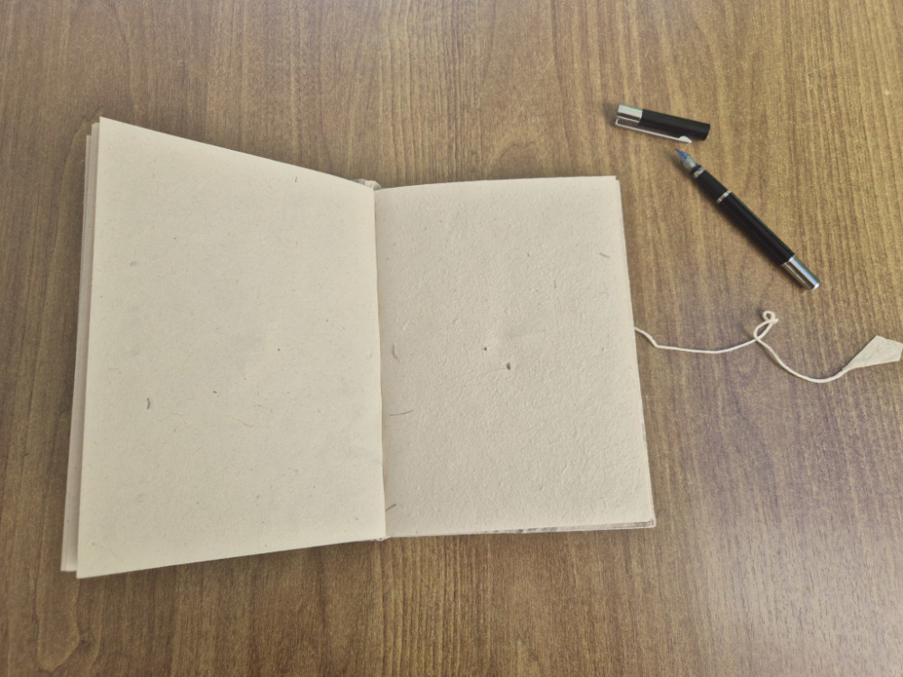 Blanko Innenseiten aus traditionellem nepalesischem Lokta-Papier