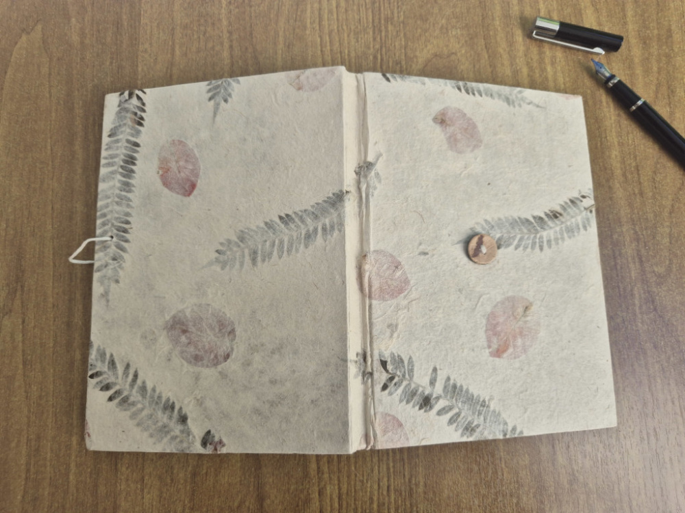 Preview: Handgefertigtes Lokta-Notizbuch im Naturdesign mit Knopfverschluss