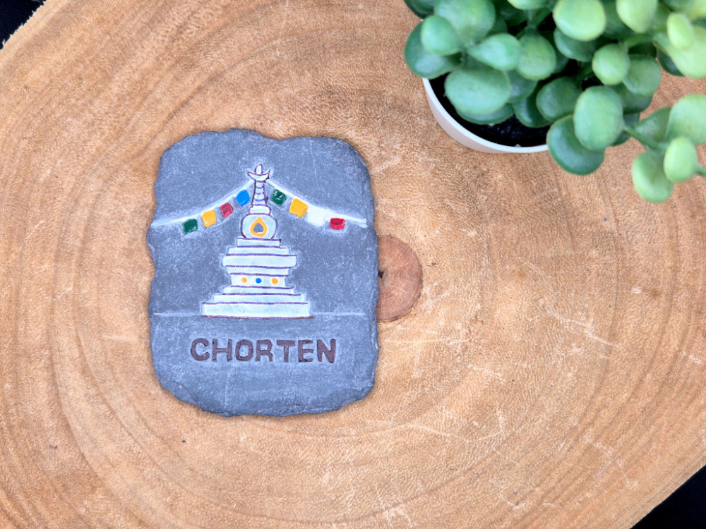 Schiefer-Magnet mit tibetischem Chörten und Gebetsfahnen, ca. 6 × 8 cm