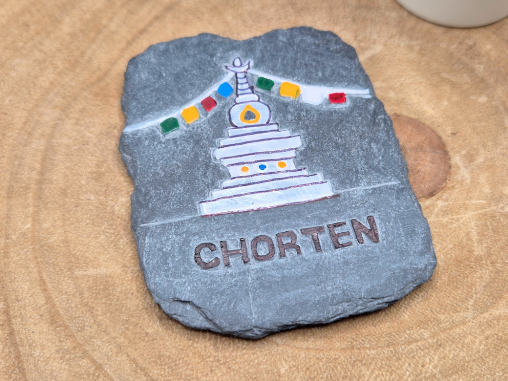 Preview: Schiefer-Magnet mit tibetischem Chörten und Gebetsfahnen, ca. 6 × 8 cm