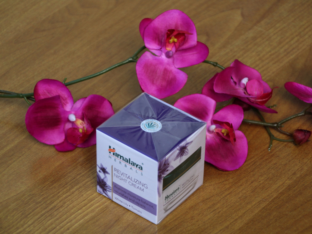 Preview: Himalaya Revitalizing Night Cream – revitalisierende Nachtcreme mit Weißer Lilie und Tomatenextrakt für die tägliche Gesichtspflege, 50 g.