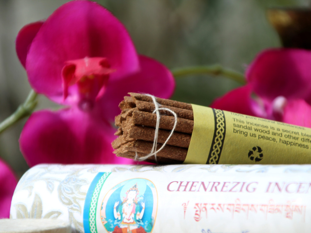 Preview: Chenrezig Räucherstäbchen – handgerollt in Nepal, 100 % natürlich, ohne Holzträger