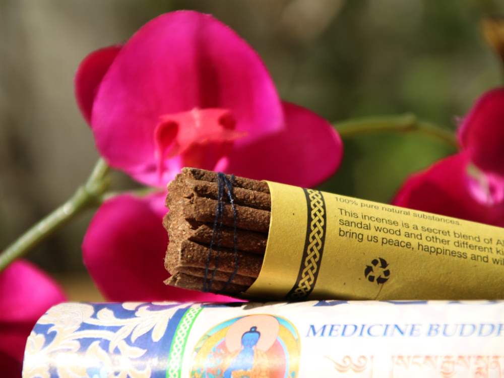 Preview: Medicine Buddha Räucherstäbchen – handgerollt in Nepal, 100 % natürlich, ohne Holzträger