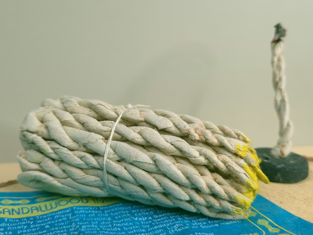 Vajra Sandalwood – traditionelle Räucherschnüre von Lovely Incense aus Nepal.