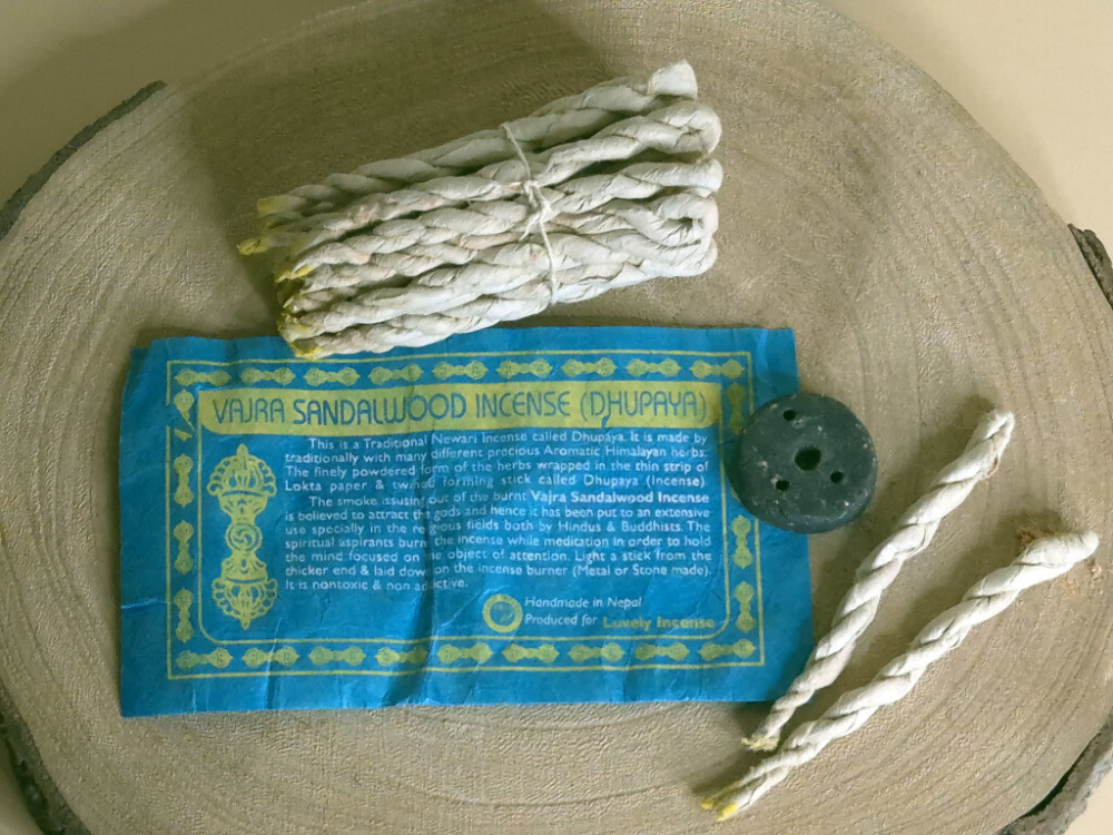 Vajra Sandalwood – traditionelle Räucherschnüre von Lovely Incense aus Nepal.
