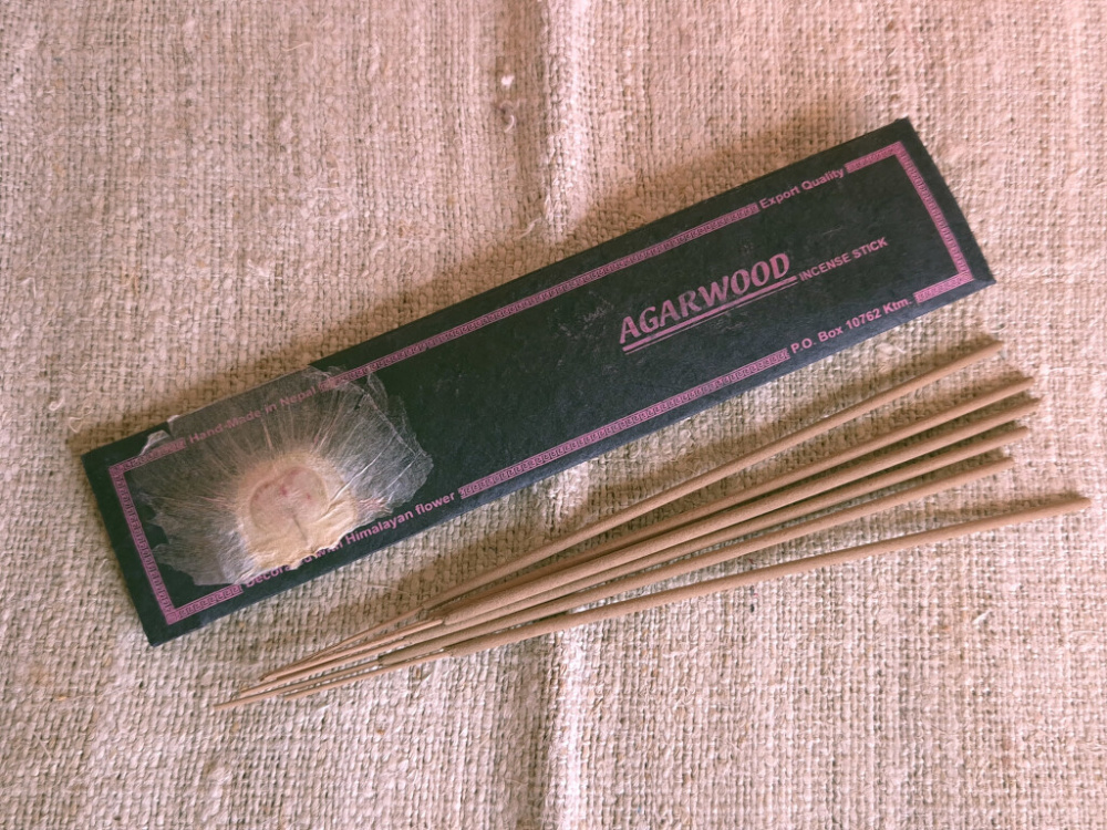 Agarholz Räucherstäbchen mit Holzträger aus Nepal