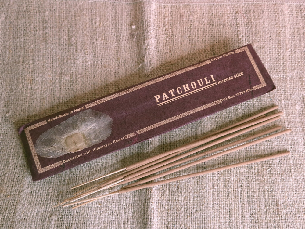 Räucherstäbchen Patchouli – mit Holzträger, handgefertigt in Nepal, Lokta-Verpackung