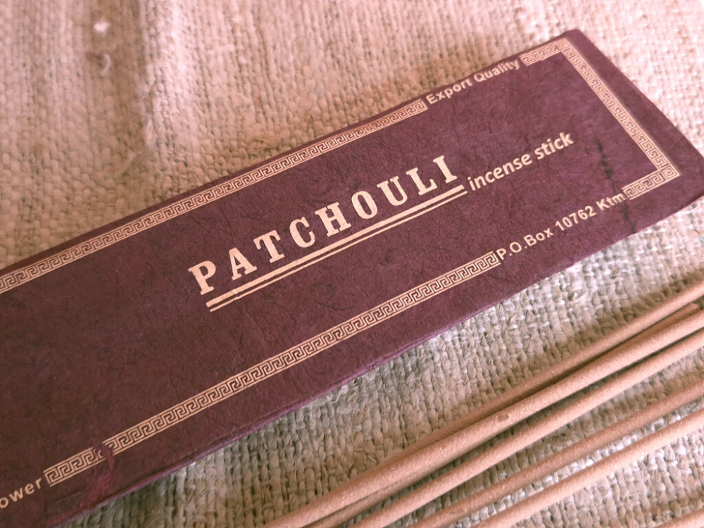 Preview: Räucherstäbchen Patchouli – mit Holzträger, handgefertigt in Nepal, Lokta-Verpackung