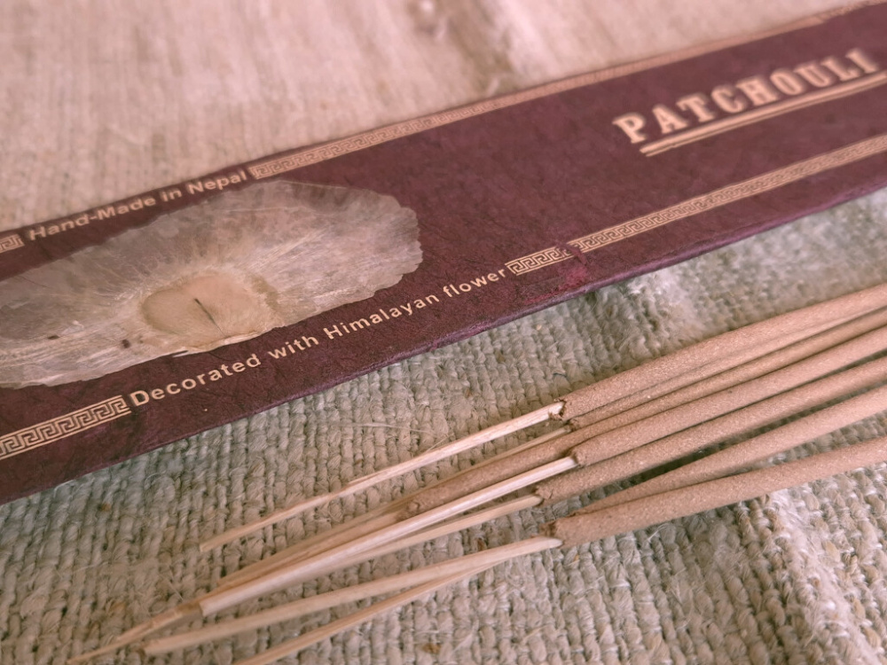 Preview: Räucherstäbchen Patchouli – mit Holzträger, handgefertigt in Nepal, Lokta-Verpackung
