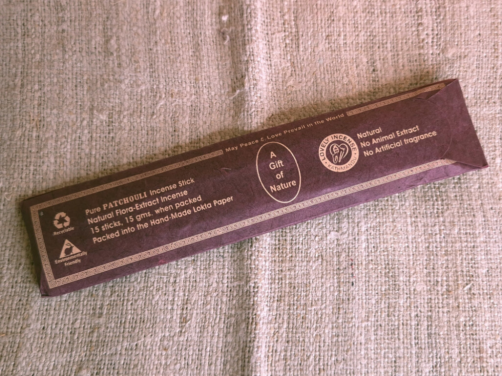 Preview: Räucherstäbchen Patchouli – mit Holzträger, handgefertigt in Nepal, Lokta-Verpackung