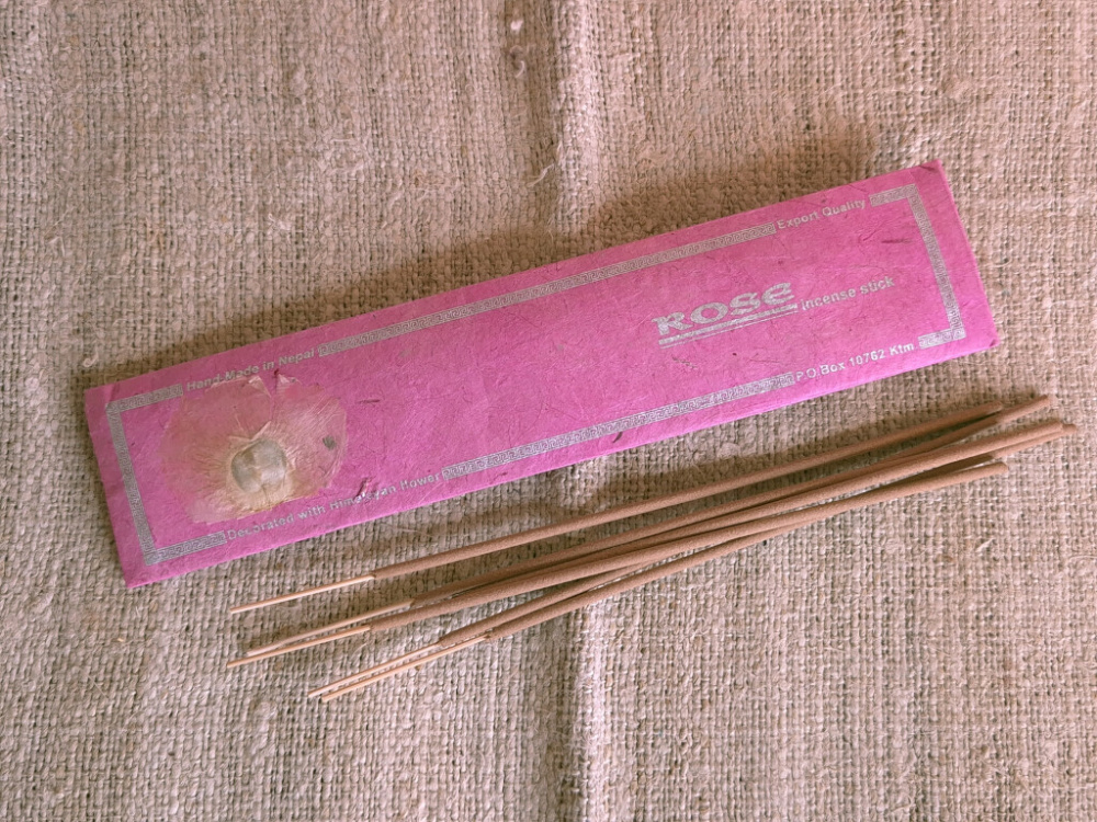 Rose Räucherstäbchen mit Holzträger aus Nepal