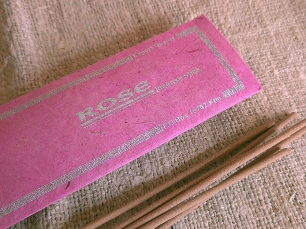 Preview: Rose Räucherstäbchen mit Holzträger aus Nepal