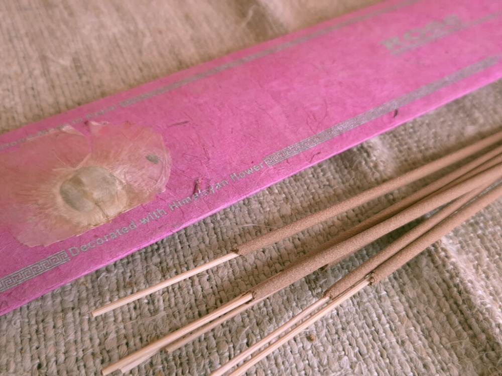 Preview: Rose Räucherstäbchen mit Holzträger aus Nepal