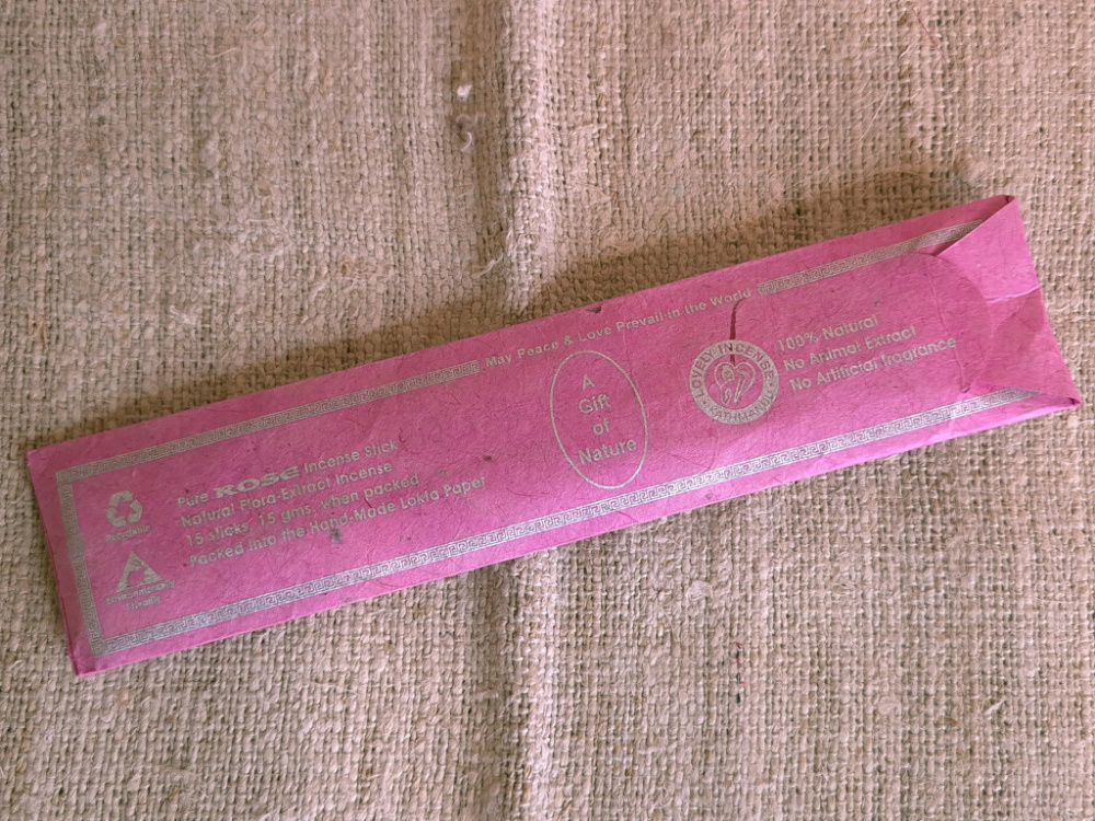 Preview: Rose Räucherstäbchen mit Holzträger aus Nepal