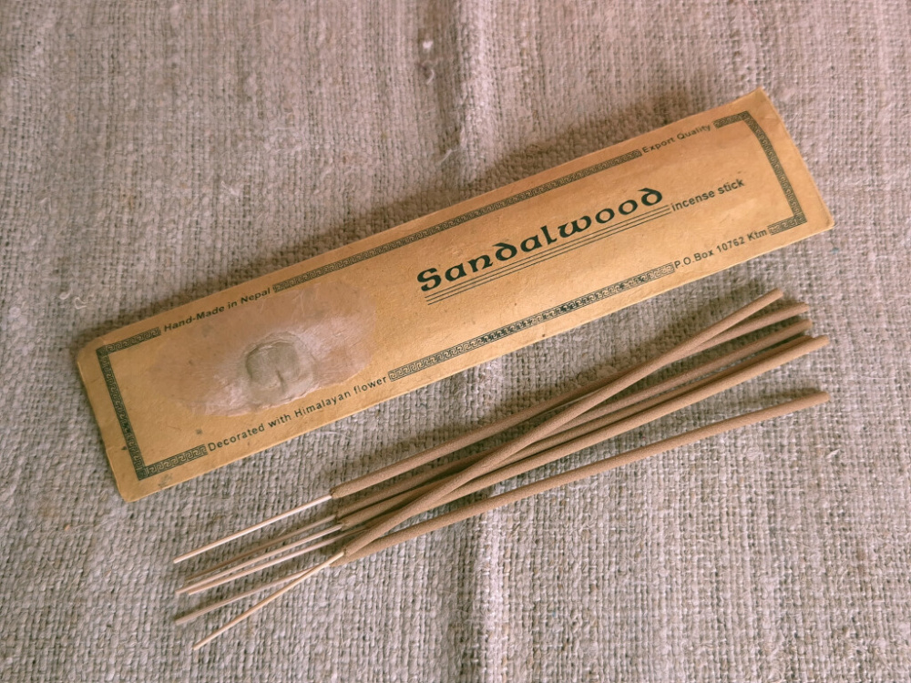 Räucherstäbchen Sandelholz – mit Holzträger, handgefertigt in Nepal, Lokta-Verpackung