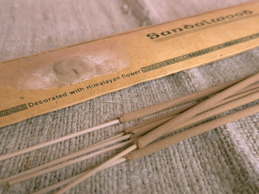 Preview: Räucherstäbchen Sandelholz – mit Holzträger, handgefertigt in Nepal, Lokta-Verpackung