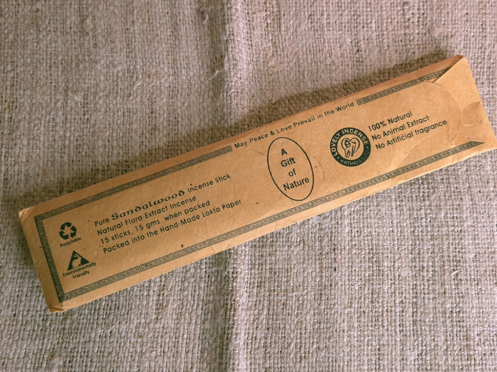 Preview: Räucherstäbchen Sandelholz – mit Holzträger, handgefertigt in Nepal, Lokta-Verpackung