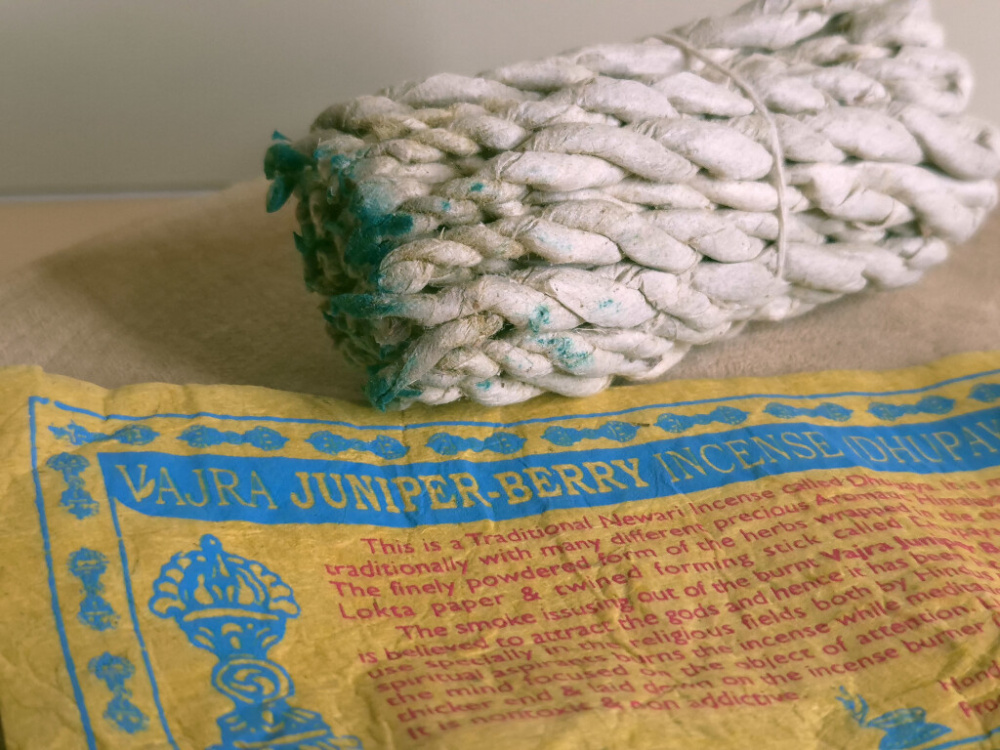 Preview: Vajra Juniper Berry – traditionelle Räucherschnüre aus Nepal mit Wacholder-Duftcharakter.