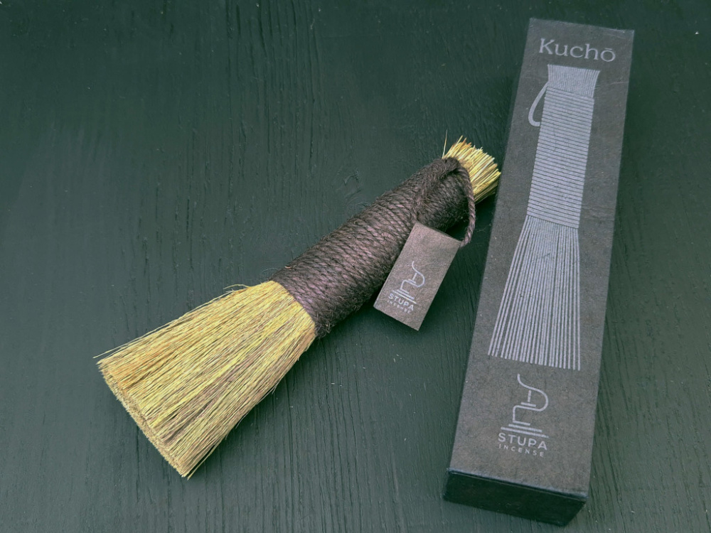 Preview: Kucho | Räucherbesen aus Tigergras | Für Räucherasche | Handgefertigt in Nepal