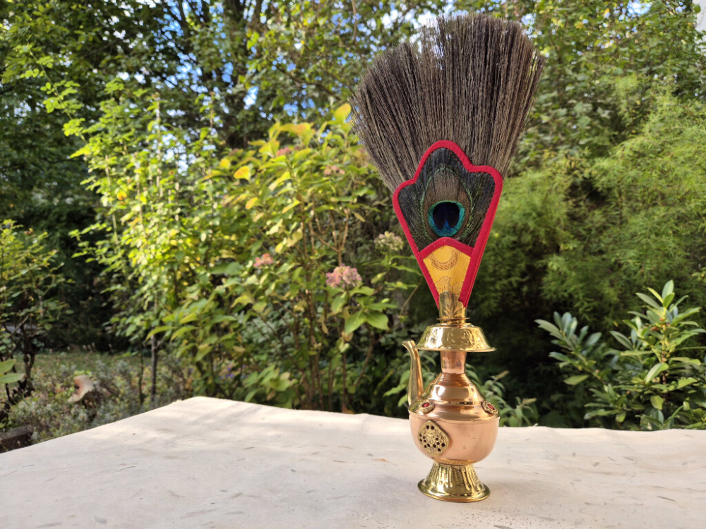 Bhumpa / Bumpa aus Messing mit Pfauenfedern | Tibetische Ritualvase