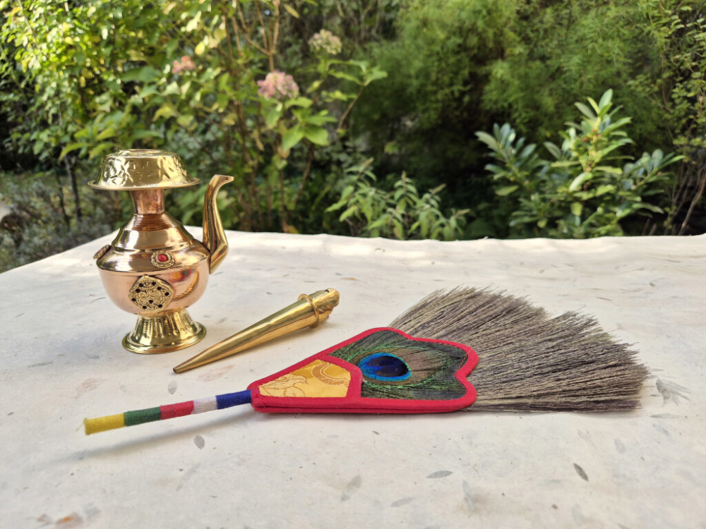Bhumpa / Bumpa aus Messing mit Pfauenfedern | Tibetische Ritualvase