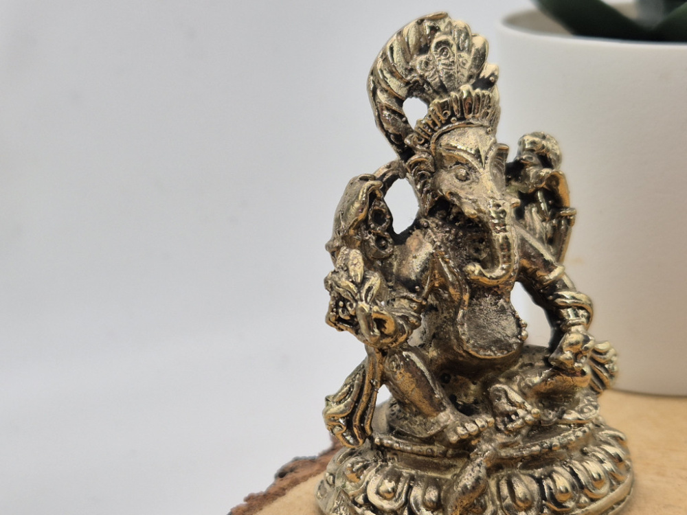 Preview: Ganesha aus Messing | Mini Statue | 6,2 cm | Nepali Style | Handgefertigt in Nepal