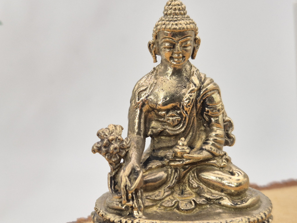Preview: Medizin Buddha aus Messing | Mini Statue | 5,5 cm | Handgefertigt in Nepal