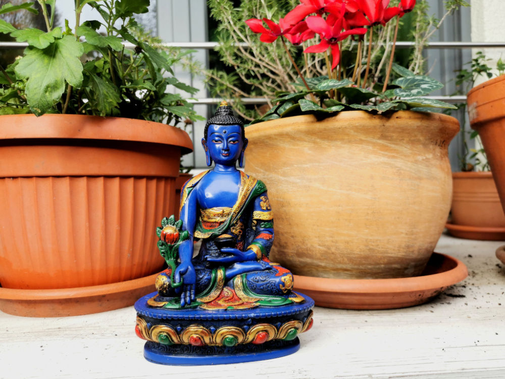 Handbemalte Medizin-Buddha-Statue aus blauem Resin auf verziertem Lotossockel, gefertigt in Nepal