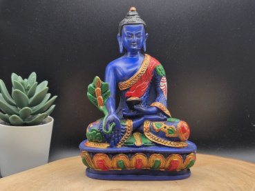 Handbemalte Medizin-Buddha-Statue aus blauem Resin mit goldrotem Gewand auf verziertem Lotossockel, gefertigt in Nepal