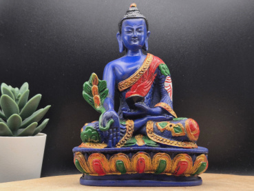 Preview: Handbemalte Medizin-Buddha-Statue aus blauem Resin mit goldrotem Gewand auf verziertem Lotossockel, gefertigt in Nepal