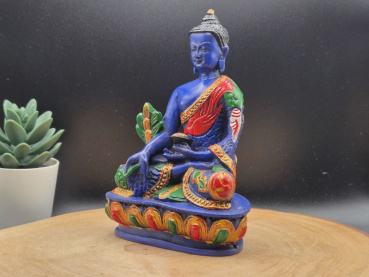 Preview: Handbemalte Medizin-Buddha-Statue aus blauem Resin mit goldrotem Gewand auf verziertem Lotossockel, gefertigt in Nepal