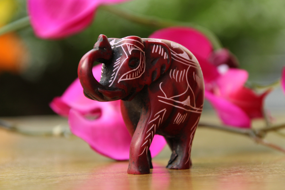 Preview: Kleiner Elefant aus Resin (Gießharz; 5,5cm; geschnitztes Design)