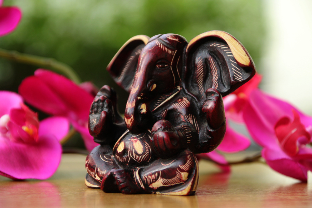 Preview: Ganesh aus Resin (Gießharz; 7,5cm; geschnitztes Design)