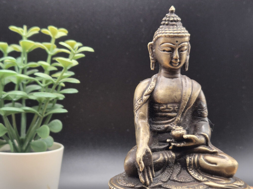 Preview: Segnender Buddha mit silberfarbener Oberfläche | ca. 11 cm | Handgefertigt in Nepal
