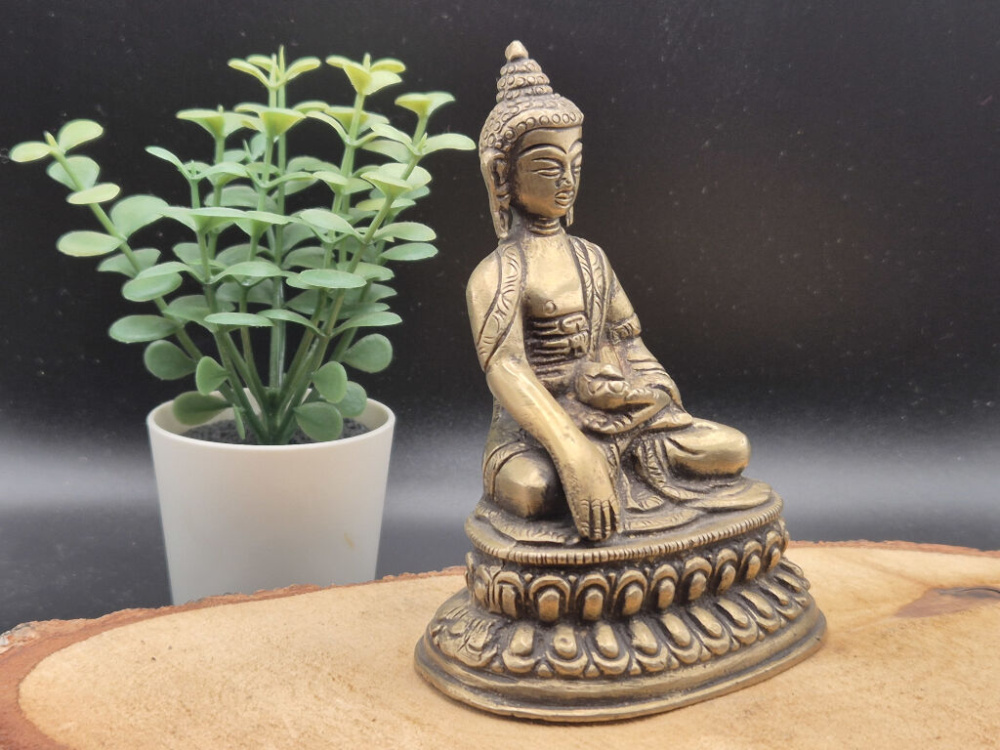 Preview: Erdender Buddha aus Messing | ca. 11 cm | Mit Lotussockel | Einzelstück