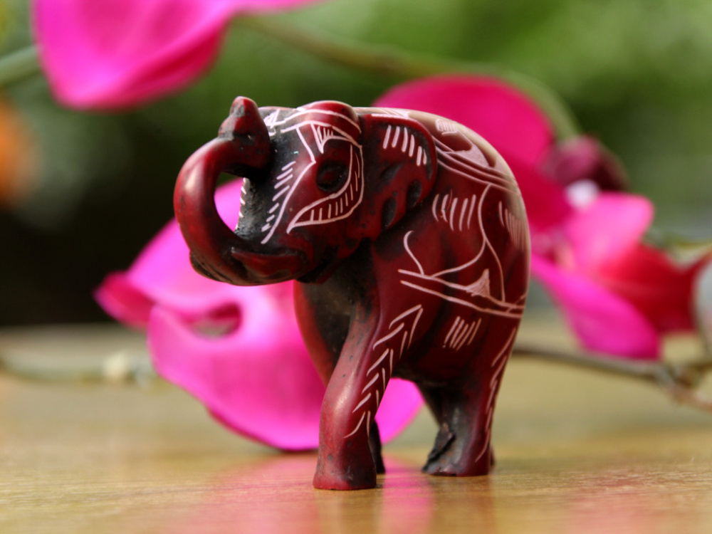 Preview: Kleiner Elefant aus Resin mit geschnitztem Design