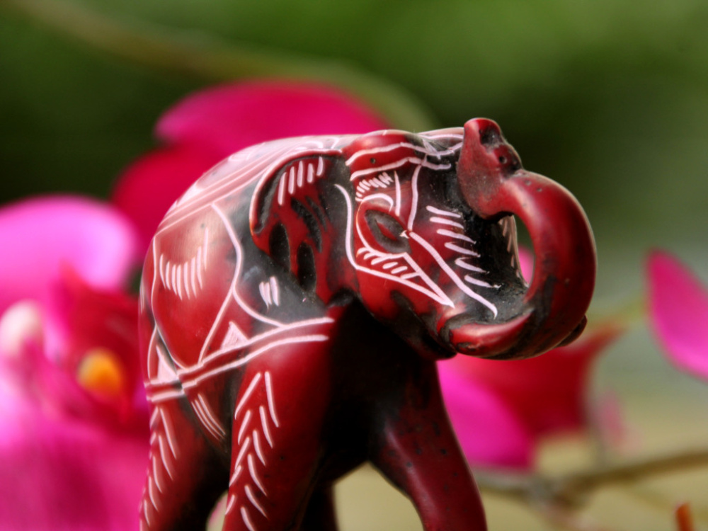 Preview: Kleiner Elefant aus Resin mit geschnitztem Design
