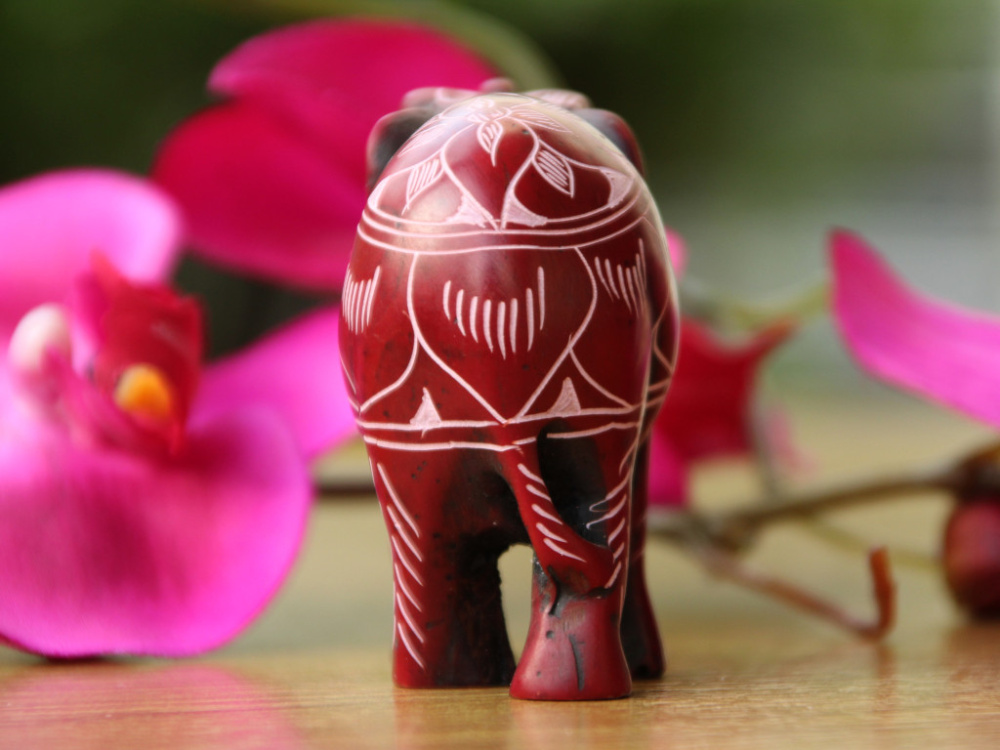 Kleiner Elefant aus Resin mit geschnitztem Design