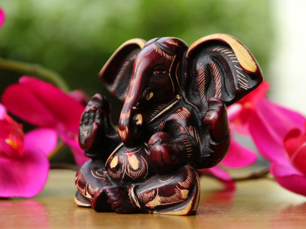 Preview: Ganesh Figur aus Resin mit geschnitztem Design