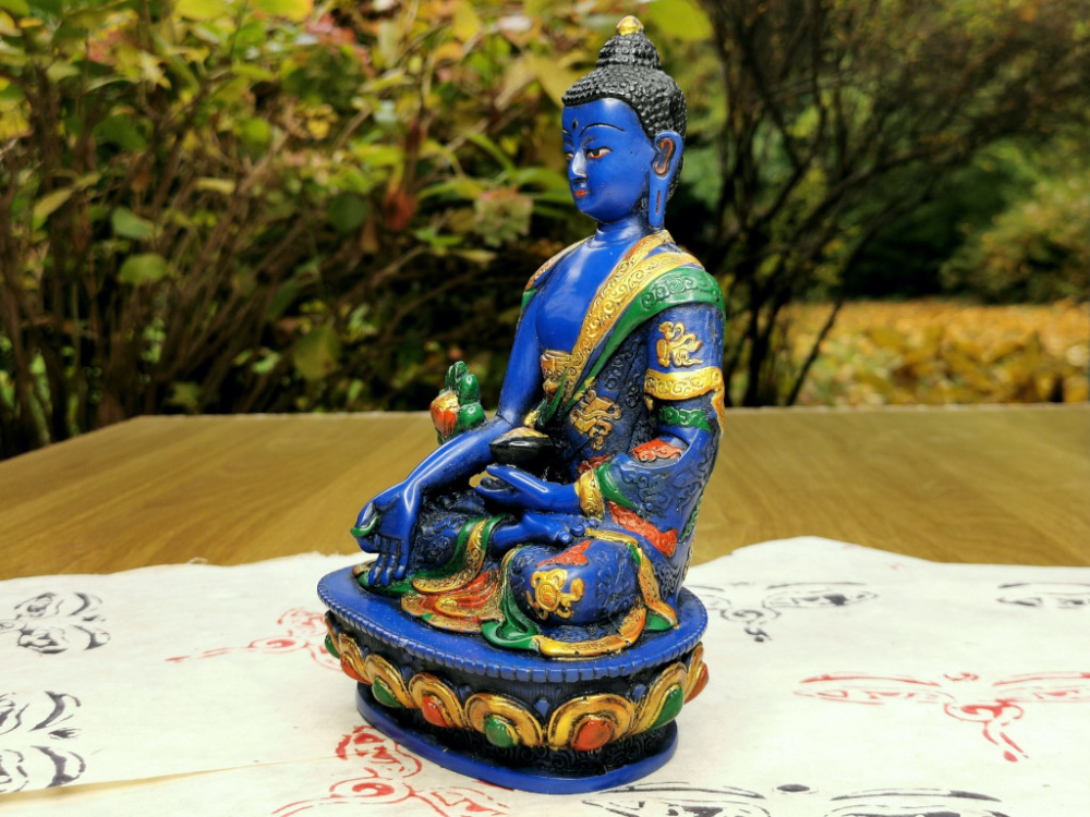 Preview: Handbemalte Medizin-Buddha-Statue aus blauem Resin auf verziertem Lotossockel, gefertigt in Nepal