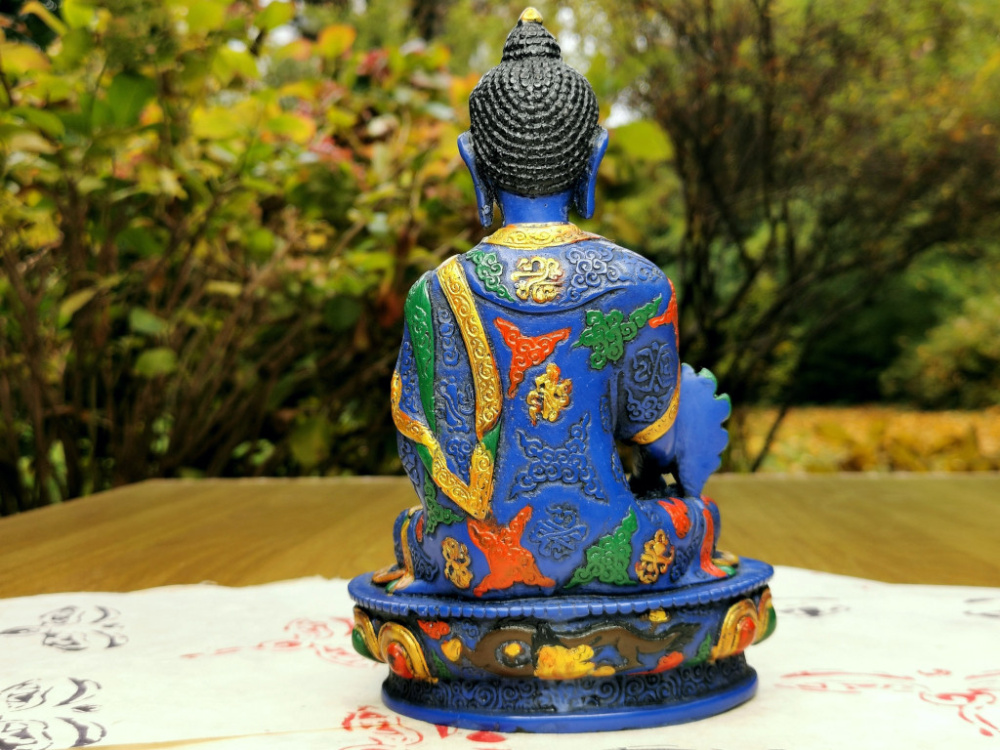 Preview: Handbemalte Medizin-Buddha-Statue aus blauem Resin auf verziertem Lotossockel, gefertigt in Nepal