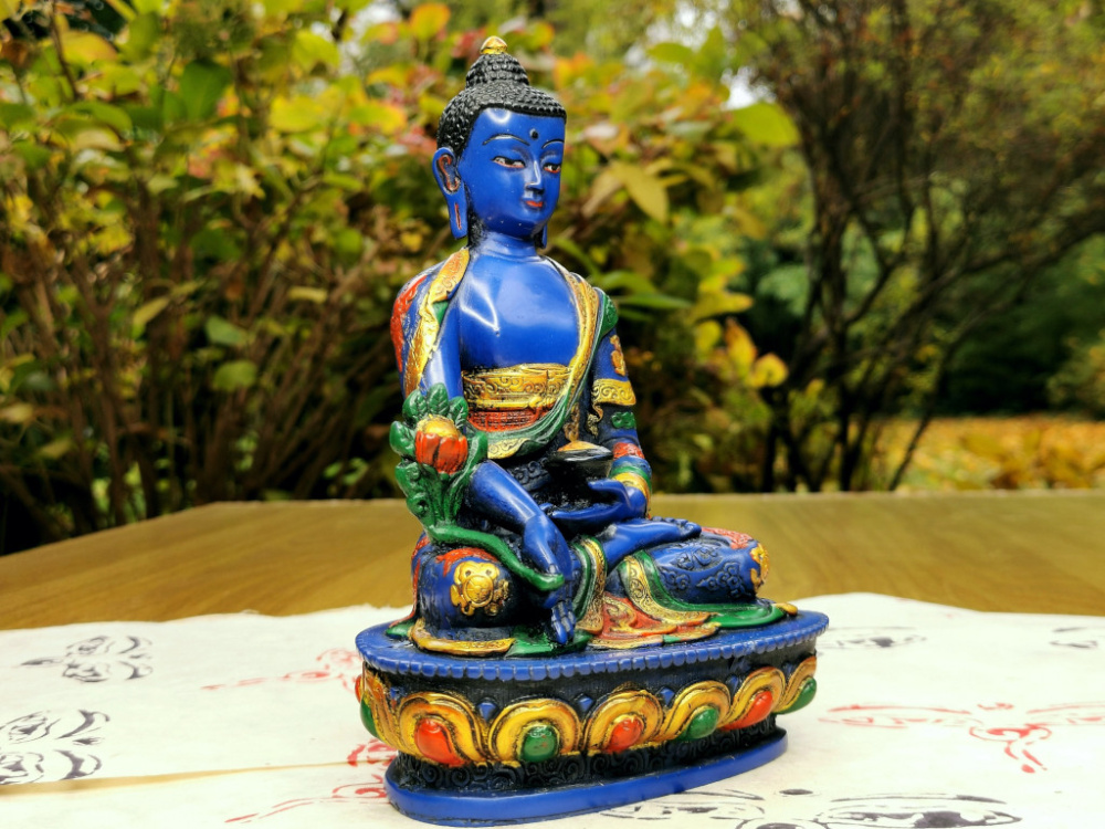 Preview: Handbemalte Medizin-Buddha-Statue aus blauem Resin auf verziertem Lotossockel, gefertigt in Nepal