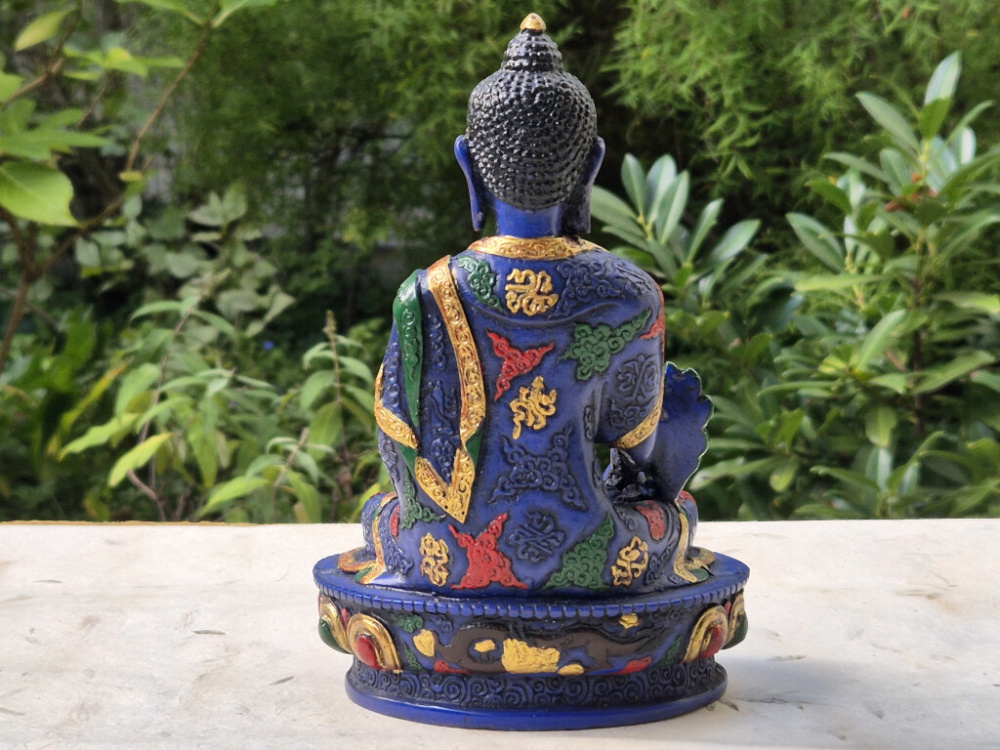 Handbemalte Medizin-Buddha-Statue aus blauem Resin auf verziertem Lotossockel, gefertigt in Nepal
