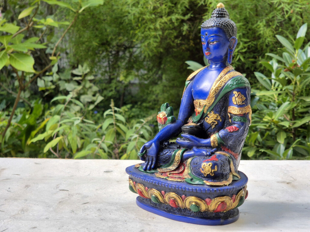 Handbemalte Medizin-Buddha-Statue aus blauem Resin auf verziertem Lotossockel, gefertigt in Nepal