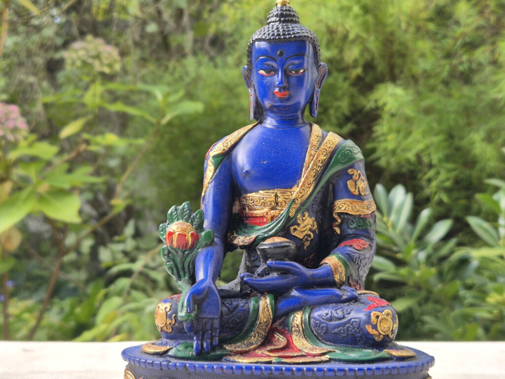 Handbemalte Medizin-Buddha-Statue aus blauem Resin auf verziertem Lotossockel, gefertigt in Nepal