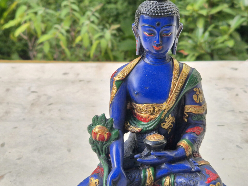 Handbemalte Medizin-Buddha-Statue aus blauem Resin auf verziertem Lotossockel, gefertigt in Nepal
