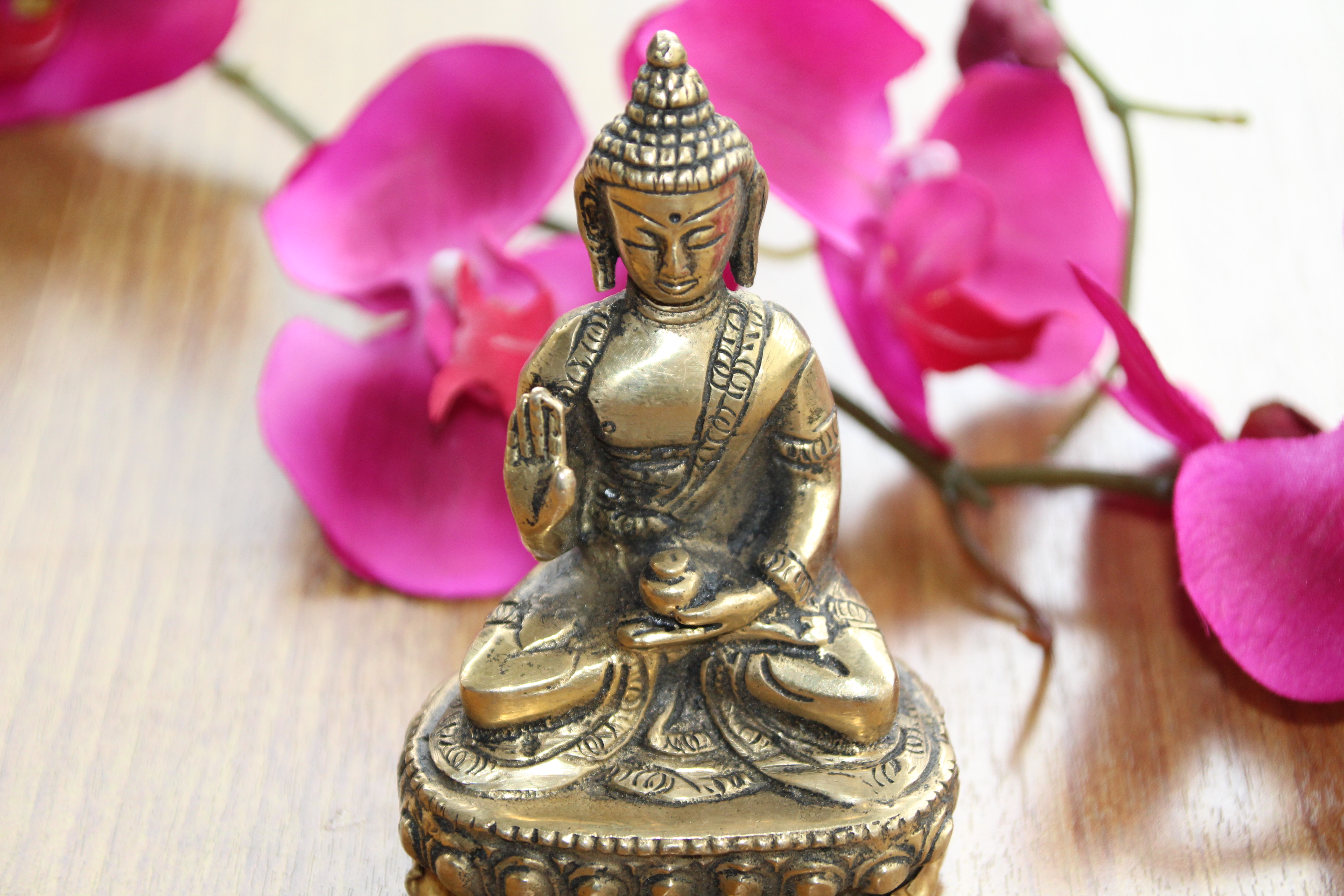 Schöne kleine Buddha Akshobya Figur aus Messing 2,7 cm B38 