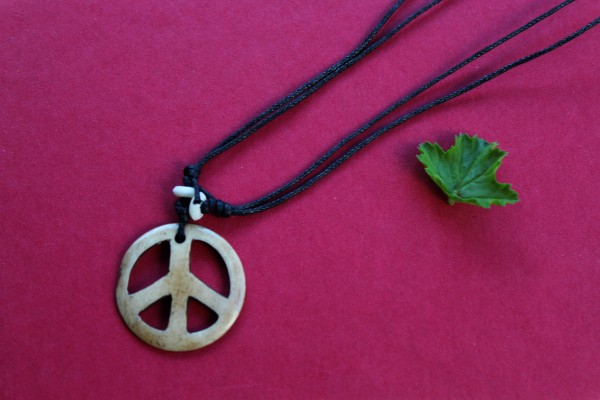 Kette mit Peace Symbol aus Wasserbüffelknochen