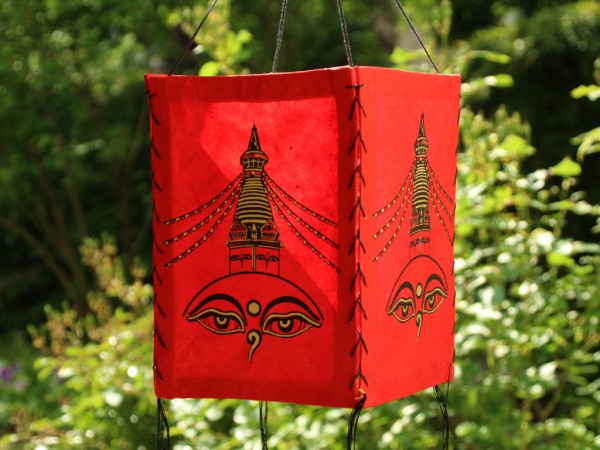 Lampenschirm aus Lokta-Papier; mit Buddha-Augen und Stupa | Rot