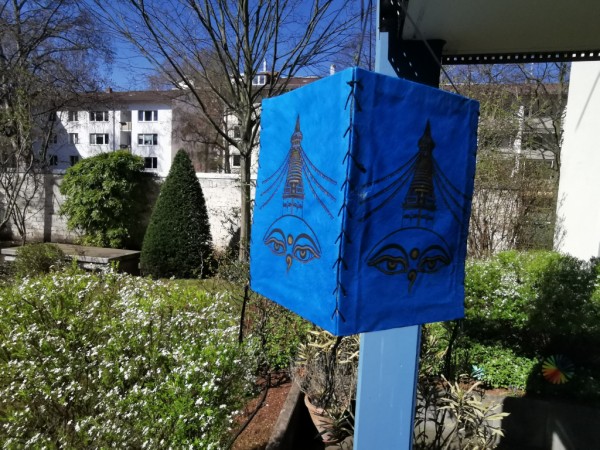 Lampenschirm aus Lokta-Papier; mit Buddha-Augen und Stupa | Blau